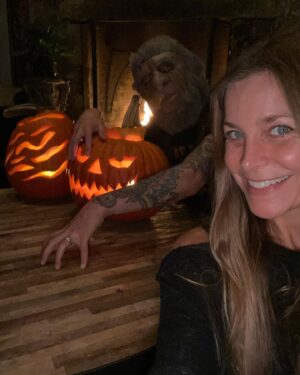 Sheri Moon Zombie Instagram - Happy Halloween Eve🎃 #carvingpumpkins #zombiehalloween #veryfuckedupfrankenstein @robzombieofficial