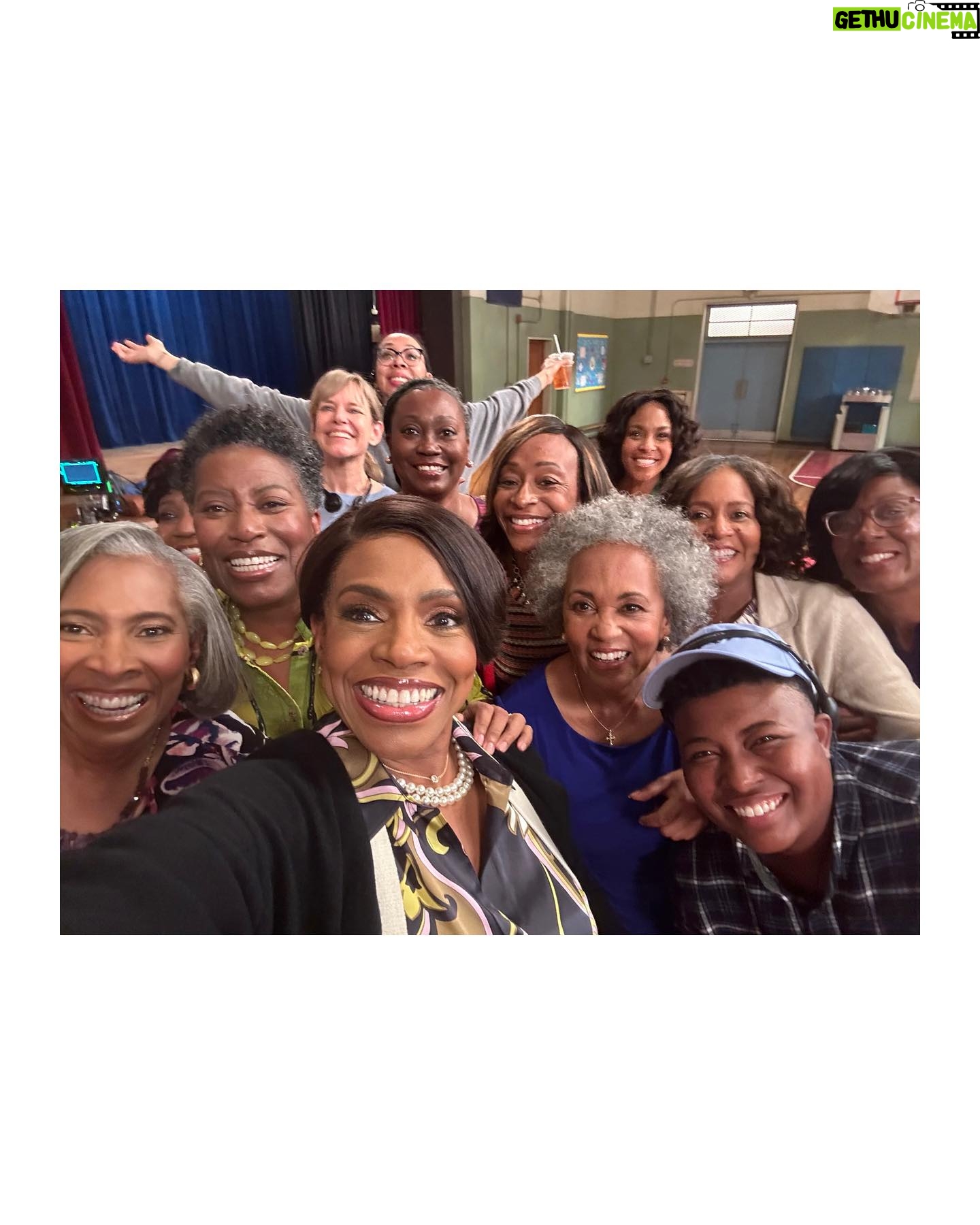 Sheryl Lee Ralph Instagram - The only answer…You see what I did there @theofficialai3? Congratulations @abbottelemabc Class of 2024! That is a wrap! Enjoy your summer break. You know I will! 💋💋💋