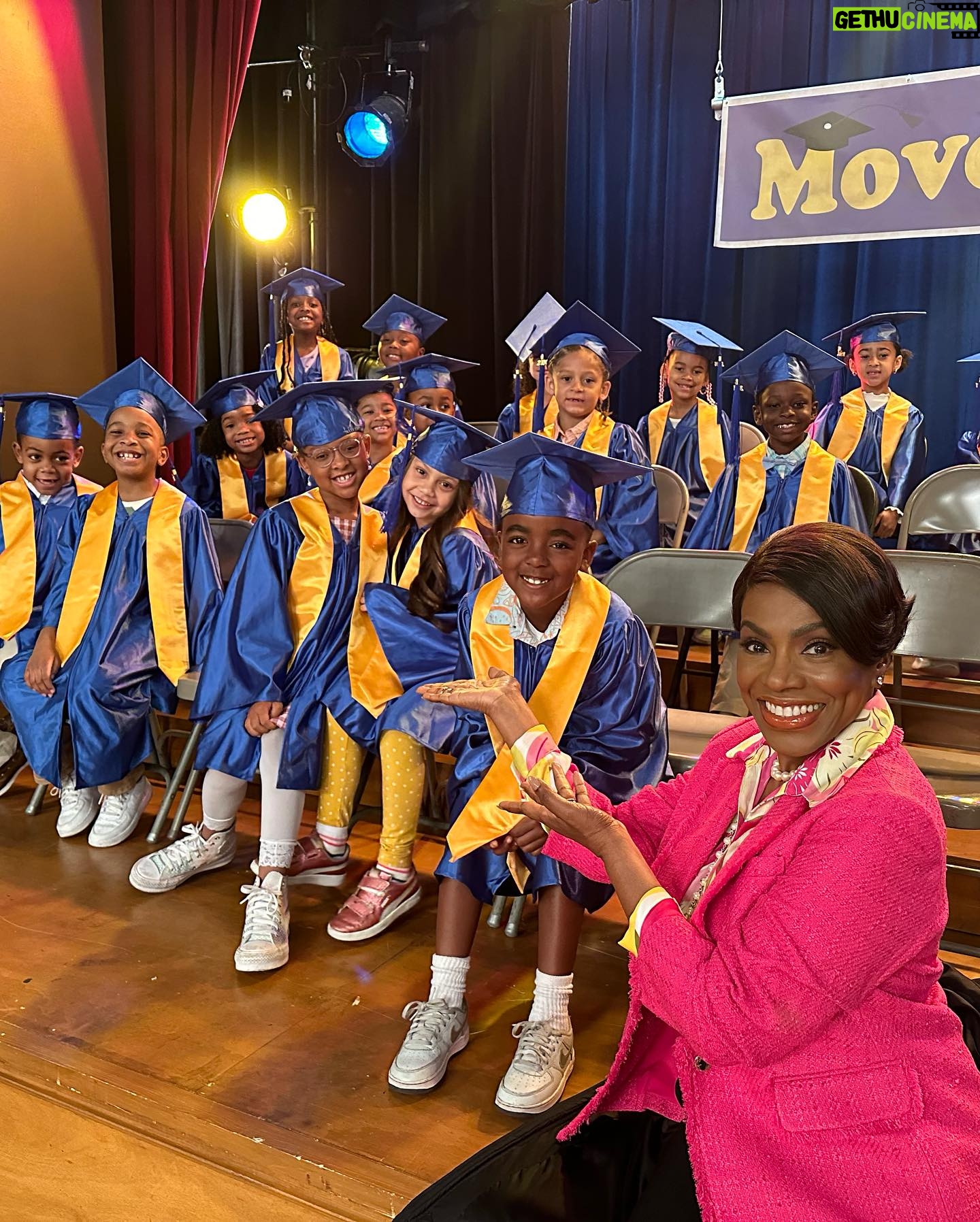 Sheryl Lee Ralph Instagram - The only answer…You see what I did there @theofficialai3? Congratulations @abbottelemabc Class of 2024! That is a wrap! Enjoy your summer break. You know I will! 💋💋💋