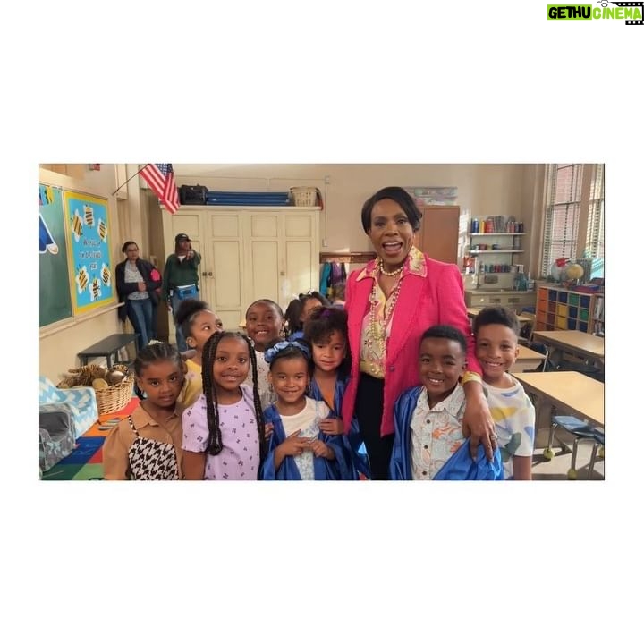 Sheryl Lee Ralph Instagram - The only answer…You see what I did there @theofficialai3? Congratulations @abbottelemabc Class of 2024! That is a wrap! Enjoy your summer break. You know I will! 💋💋💋