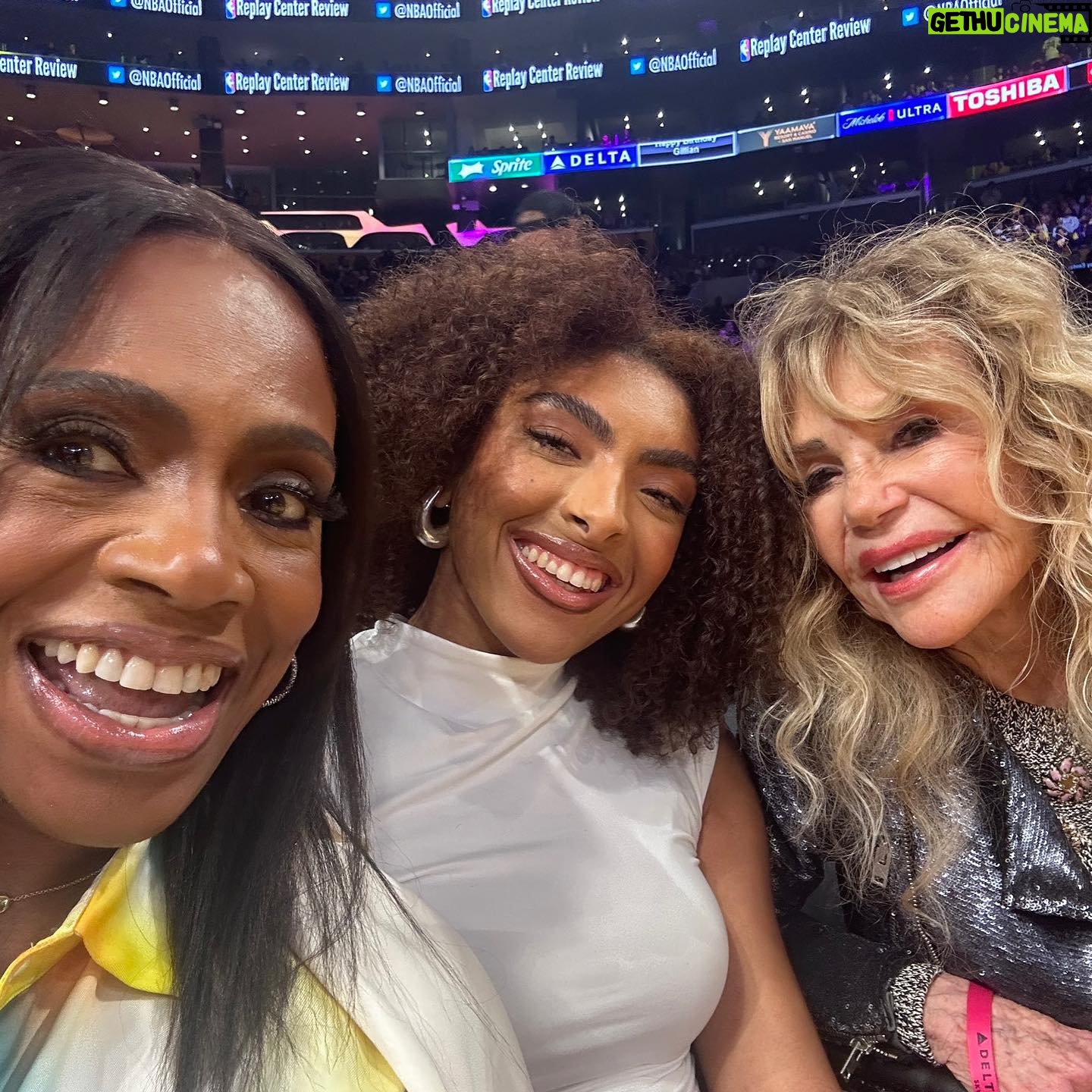 Sheryl Lee Ralph Instagram - Great game last night @lakers! Actress, Dyan Cannon’s championship ring made me feel like a winner too! 😂