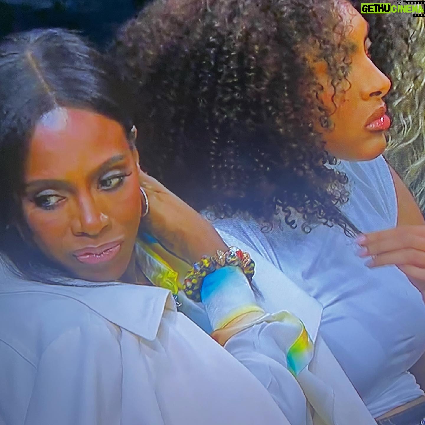 Sheryl Lee Ralph Instagram - Great game last night @lakers! Actress, Dyan Cannon’s championship ring made me feel like a winner too! 😂