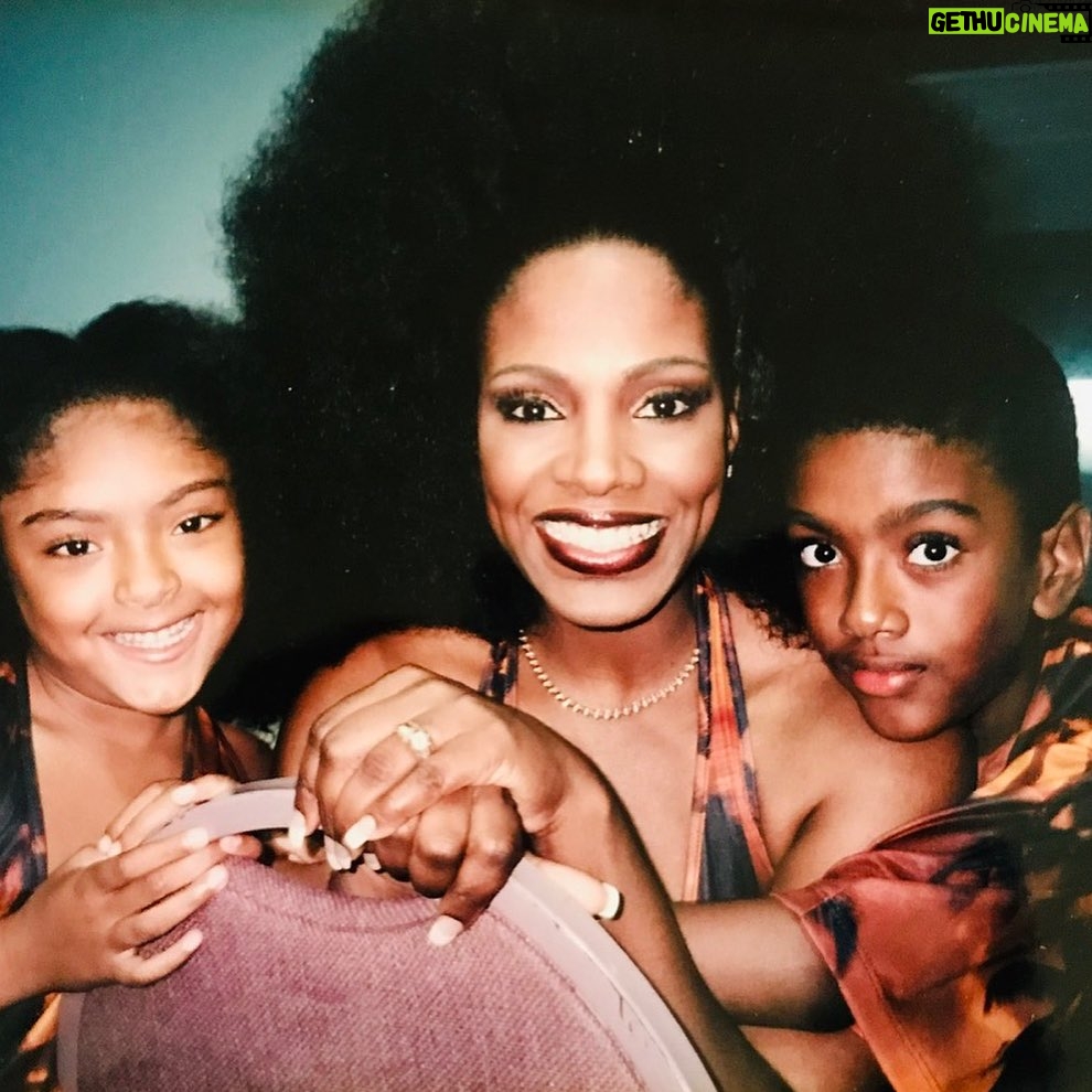 Sheryl Lee Ralph Instagram - Mothers come in various forms, biological mothers, adoptive mothers, foster mothers, stepmothers, bonus mothers, surrogate mothers, Muhvas, grandmothers and great grandmothers too. Let’s not forget our mothers in heaven. God bless you all💕