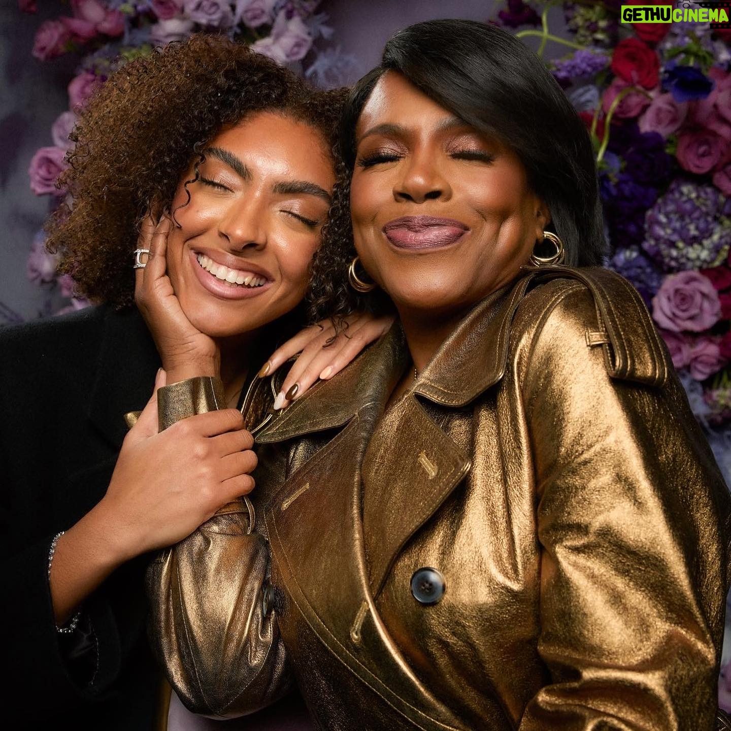 Sheryl Lee Ralph Instagram - Mothers come in various forms, biological mothers, adoptive mothers, foster mothers, stepmothers, bonus mothers, surrogate mothers, Muhvas, grandmothers and great grandmothers too. Let’s not forget our mothers in heaven. God bless you all💕