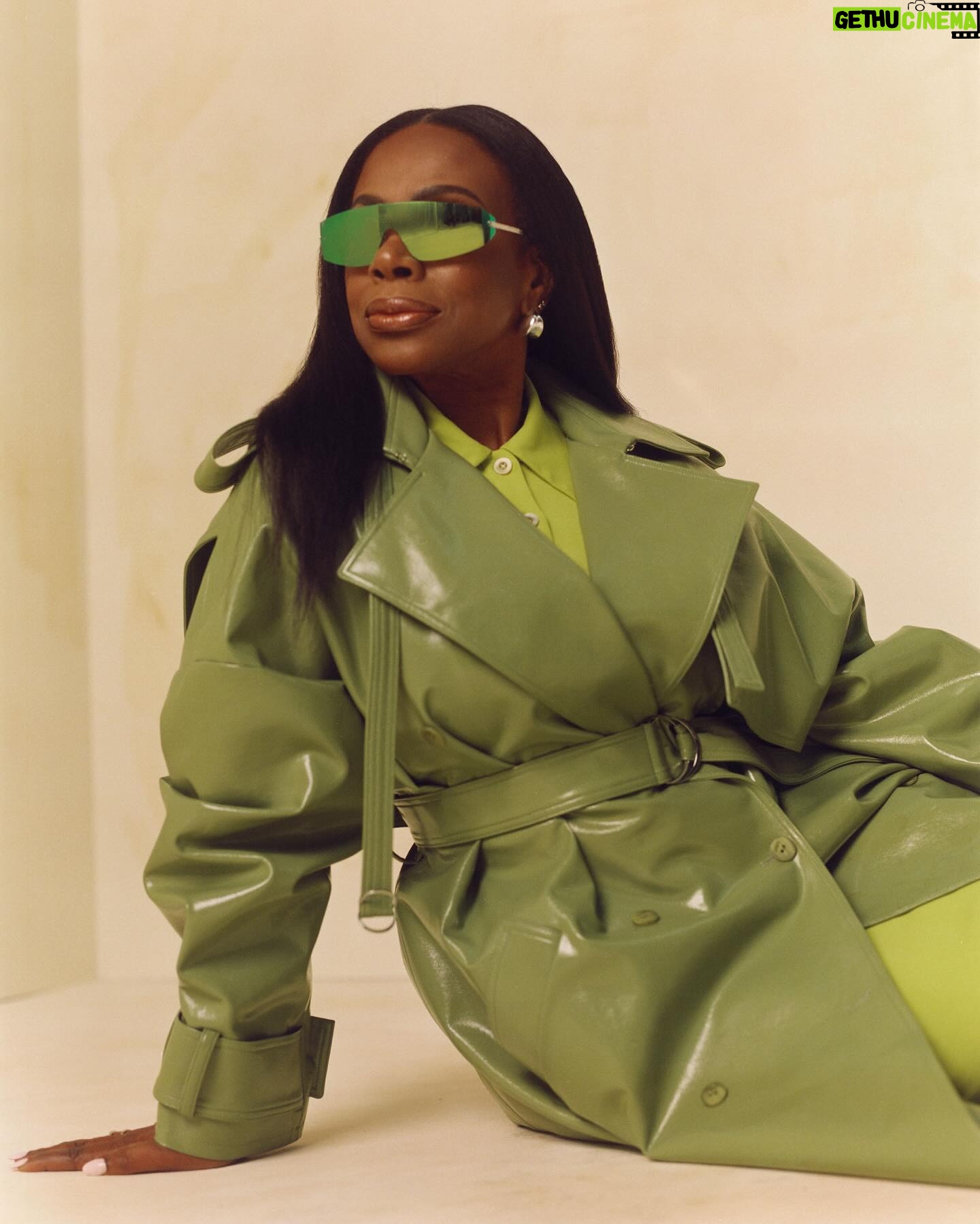 Sheryl Lee Ralph Instagram - In SELF’s new cover story, @thesherylleeralph candidly talks about using her star power to uplift stories that deserve to be heard. “I think I’m much more of a messenger than I am just an actor or an artist,” she says. (Ralph has long believed in the transformative power of the arts. In 1990 she founded the DIVA Foundation to raise awareness about the HIV/AIDS epidemic, which claimed the lives of many of her friends.) She’s fiercely committed to her advocacy work, her craft as an actor, and continuing her legacy through her children, but she also tries to tend to her own needs, something that often eludes Black women who have been expected—historically and in our current moment—to put everything and everyone first When Ralph thinks about how she prioritizes her own needs, especially at this stage in her career, she offers an important lesson about the burdens Black women carry: “They were forced upon landing here to take care of everybody at great sacrifice, meaning their own family was not their own family,” she says. “Their family was born and bred to be sold. And this has been a generational curse of sorts, to have your family ripped away from you. I don’t think anybody ever takes that into full consideration when they talk about the plight of Black women.” Ralph is committed to breaking that cycle—and for her, that starts with deep rest. Tap the link in bio for our full interview with the “Abbott Elementary” star. Credits: Photographer: Andy Jackson (@anndyjackson) Wardrobe Stylist: Kat Typaldos (@kattypaldos) Makeup: Juanice Reed (@juanice.mua) Hair: Sharif Poston (@sharifposton) Prop Stylist: James Lear (@jameslear) Manicurist: Jill Thomas (@jillthomasnailz) Editor in Chief: Rachel Wilkerson Miller (@the_rewm) Creative Director: Amber Venerable (@avenerable) Production: Melissa Kramer (@melissa.j.kramer) Entertainment Directors: Caitlin Brody (@cbroday) and Sergio Kletnoy (@sergiokletnoy) Author: Evette Dion (@freeblackgirl)
