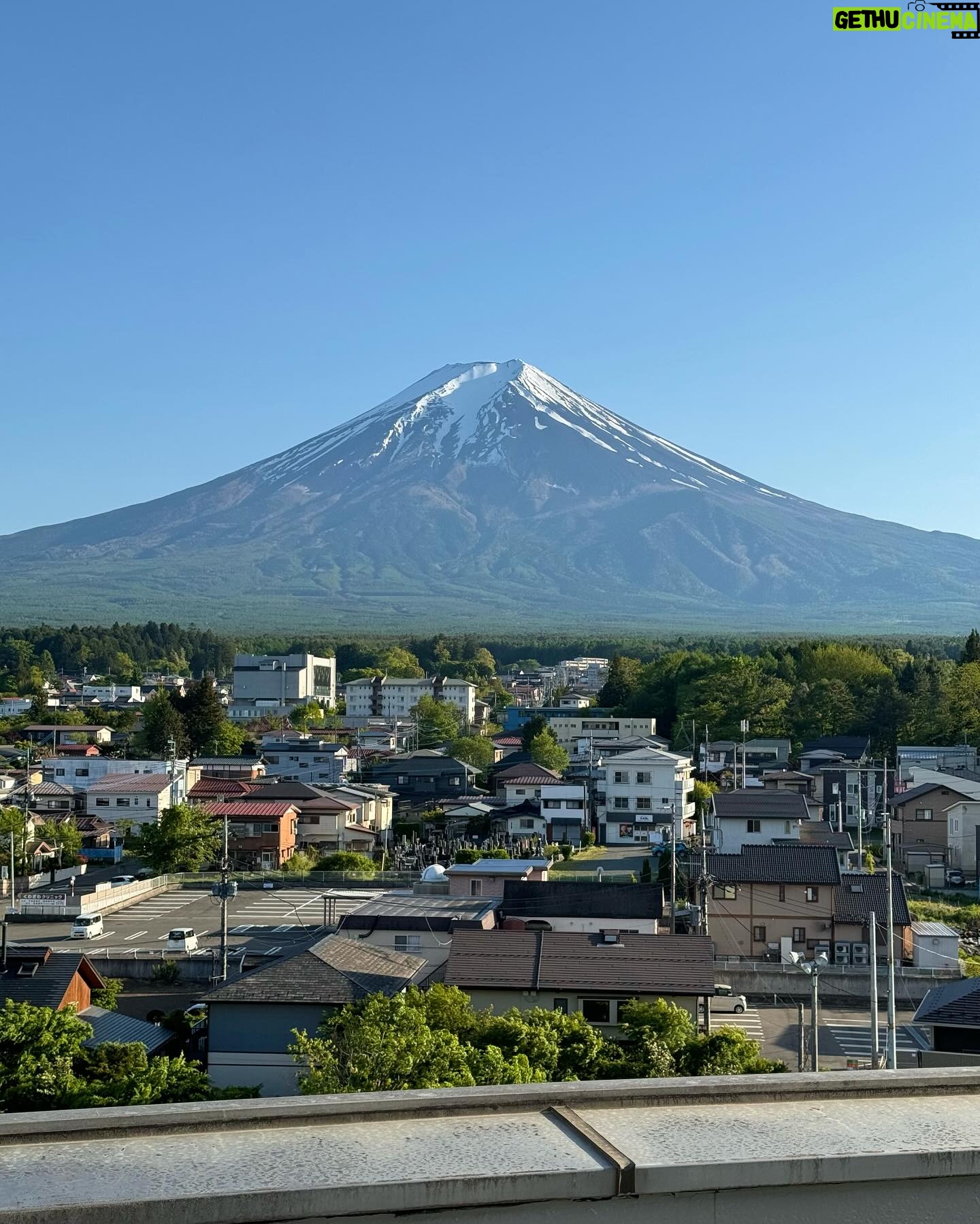 Shilpa Rao Instagram - Love in Tokyo ❤️❤️❤️. Mt. Fuji has been there for over 100,000 years. Has seen centuries passing by. But I think the best thing it must have seen is lovers walking by ☺️. #shilparao #riteshkrishnan #mtfuji #tokyo