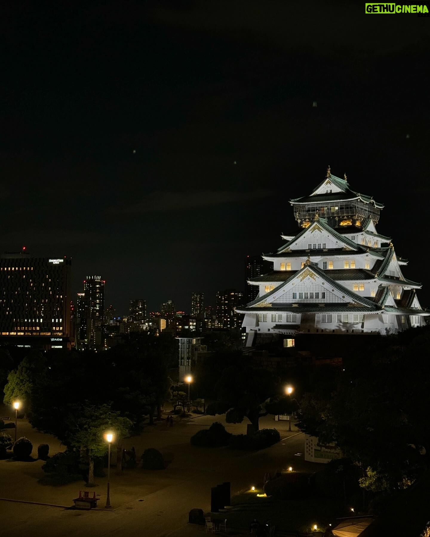 Shilpa Rao Instagram - Osaka Castle visit actually turned into a fun evening. We reached there rather late and thought we would just chill and look at the beautiful structure. But the rooftop was open and it turned into a fun BBQ night. Rest assured @riteshkrishnan & I can do a barbecue successfully from now onπ€π€π€. Post sunset it was a chill evening with the castle illuminating bright π€©. #shilparao #riteshkrishnan #osakacastle