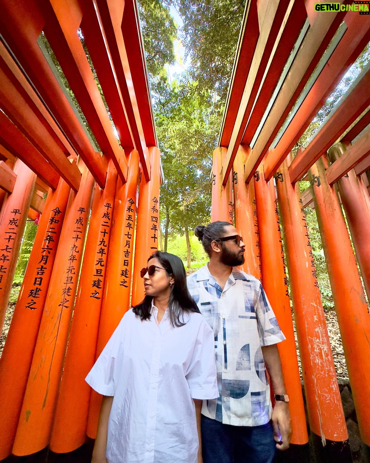 Shilpa Rao Instagram - The sun was about to set when we reached the #FushimiInariShrine in Kyoto. The beautiful rays came as hope as they bid adieu for the day. The only thanks that we can give is to nature for all its beauty ☺️❤️🙏🏼. #shilparao #riteshkrishnan #japan