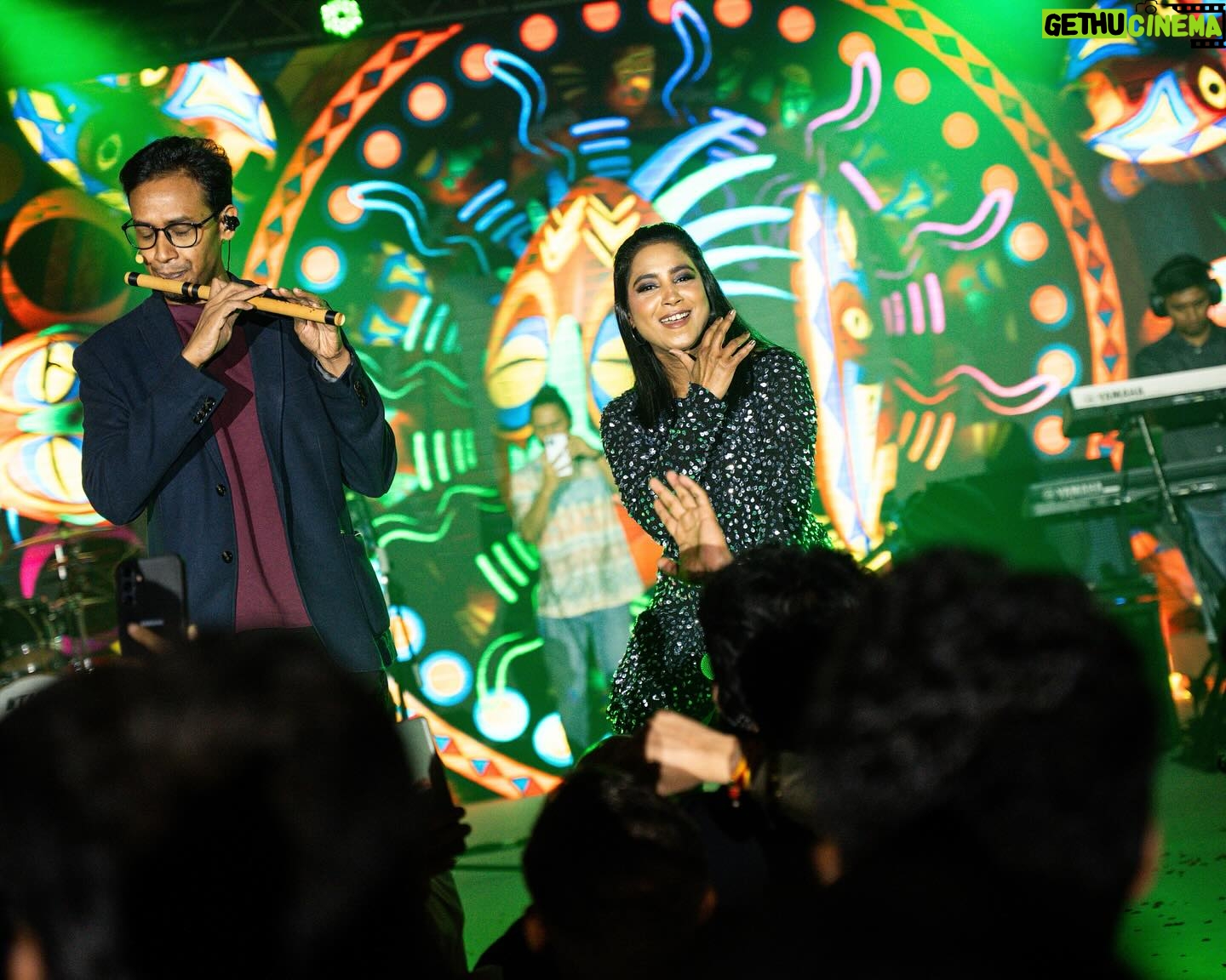 Shilpa Rao Instagram - #BANGKOK you just took our heart away. Will remember how you made all of us feel on stage, thank you so much ππΌβΊοΈπ€β€οΈ. @buttonchutney @chandanraina @sharmasajal @johnston_dsouza @rohitprasannaflute @anil.chawla.keys @soothermusic @sarthak.pahwa @girish.dias @calvinstragram @collectiveartistsdiaries @shotbyviper @ramanujdeka thank you for everything π€π€π€. Outfit by @kanganatrehanofficial Photos by @shotbyviper HMU by @mainak.mk_up #shilparao #shilparaolive