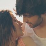 Shilpa Rao Instagram - #JiyaLaageNa IS OUT NOW 🤩🤩🤩. Go spread love everywhere ❤️❤️❤️. Full video out on @vyrloriginals YouTube channel ✌️. #shilparao @vyrloriginals @rochakkohli @mohitchauhanofficial @isha_malviya @the_parthsamthaan @ghuggss @dontpanic79 @victortango_entertainment