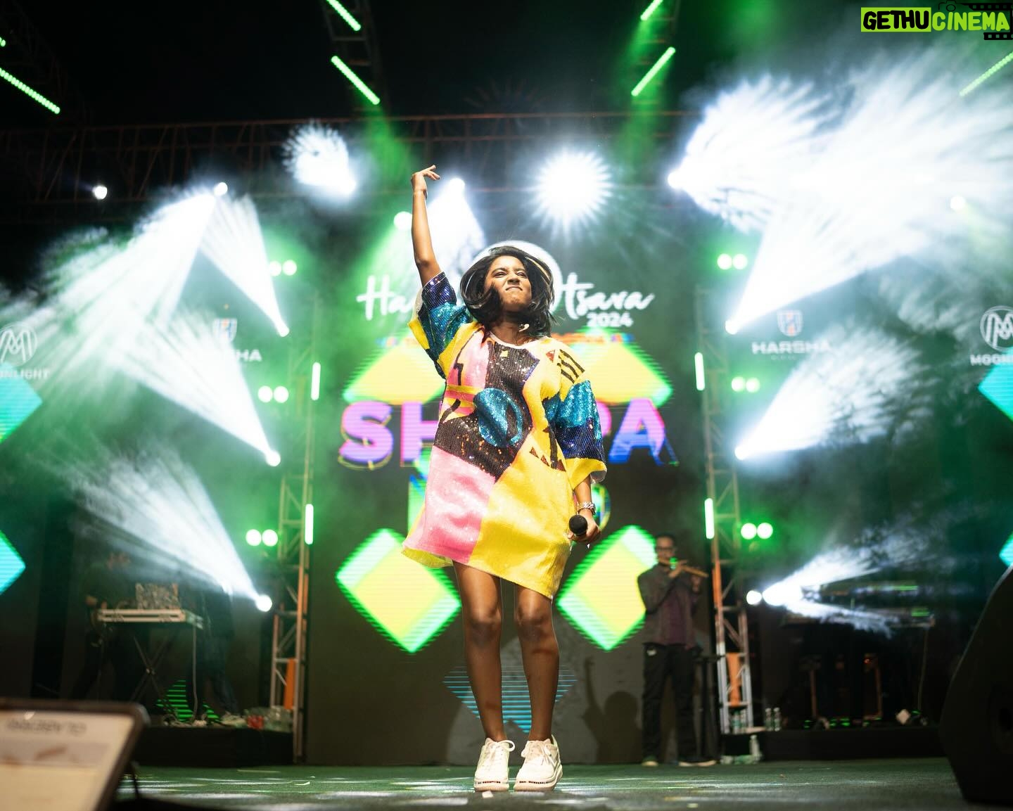 Shilpa Rao Instagram - Bengaluru you were absolute MAAADDDNESSS 🤩. I’m going to see you sooner than you think 🤗❤️. @buttonchutney @chandanraina @sharmasajal @johnston_dsouza @rohitprasannaflute @anil.chawla.keys @soothermusic @sarthak.pahwa @girish.dias @collectiveartistsdiaries @shotbyviper thank you for everything 🤗🤗🤗. Photos by @shotbyviper HMU by @juhikab.makeupandhair #shilparao #shilparaolive