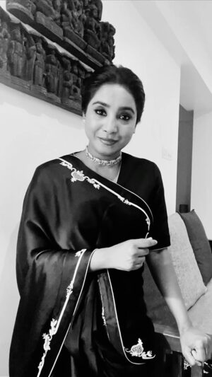Shilpa Rao Instagram - Thinking of this soothing ghazal by Begum Akhtar Ji and Sudarshan Faqir Ji ❤️.
This is the perfect combo for a nice summer night listening session.
Do go and hear the OG’s rendition, you will fall in love ❤️.

Wearing @raw_mango 
Jewellery by @yuvaanjewels 
HMU any @mainak.mk_up 

#shilparao #ghazal #begumakhtar