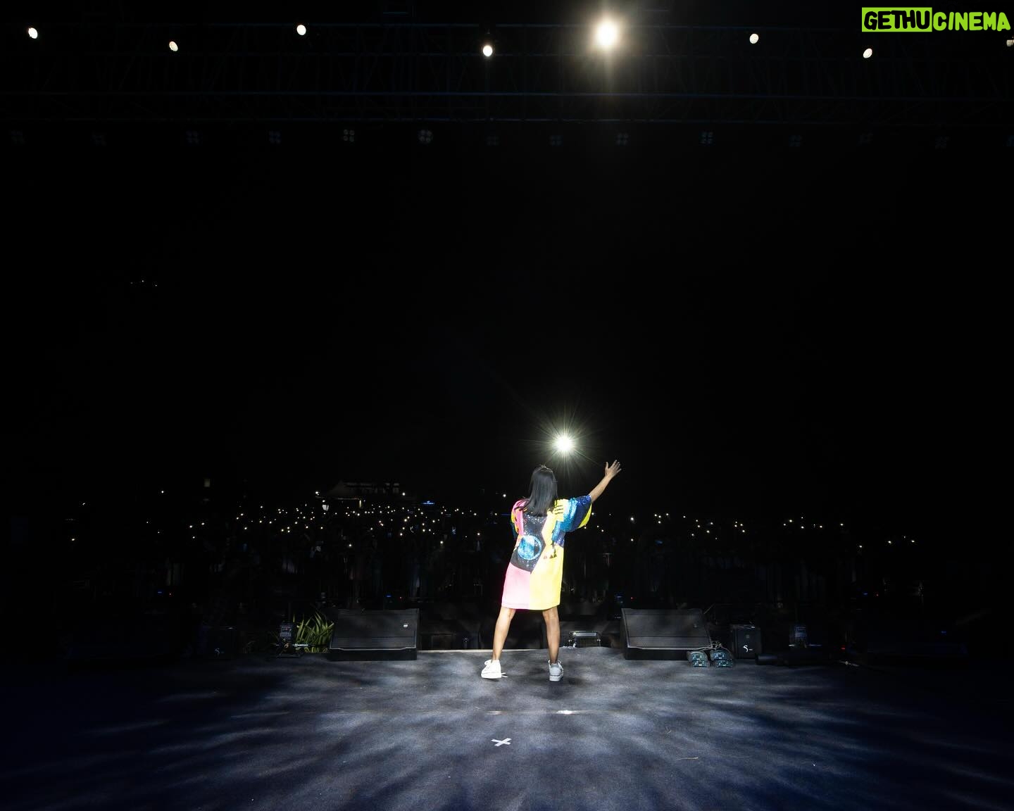Shilpa Rao Instagram - Bengaluru you were absolute MAAADDDNESSS 🤩. I’m going to see you sooner than you think 🤗❤️. @buttonchutney @chandanraina @sharmasajal @johnston_dsouza @rohitprasannaflute @anil.chawla.keys @soothermusic @sarthak.pahwa @girish.dias @collectiveartistsdiaries @shotbyviper thank you for everything 🤗🤗🤗. Photos by @shotbyviper HMU by @juhikab.makeupandhair #shilparao #shilparaolive
