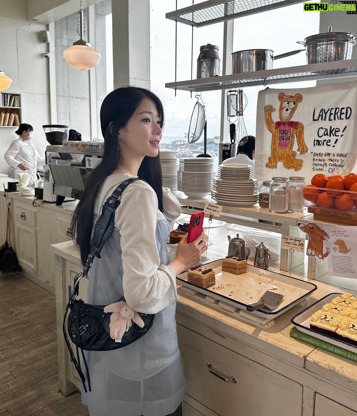 Shin Ji-yeon Instagram - 3주 전 제주도 넘 가보고 싶었던 런던베이글, 카페레이어드🥯