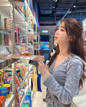 Shin Ji-yeon Instagram - 앞머리 자르고 염색하고 귀여운거 사러다니는 내 일상🍒