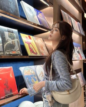 Shin Ji-yeon Instagram - 앞머리 자르고 염색하고 귀여운거 사러다니는 내 일상🍒