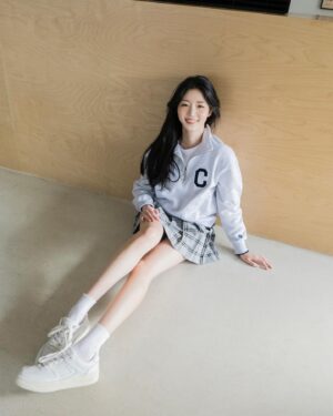 Shin Ji-yeon Instagram - 저..그레이 컬러를 좋아하나봐요 ღ'ᴗ'ღ

#광고 #커버낫맨투맨 #커버낫하프집업