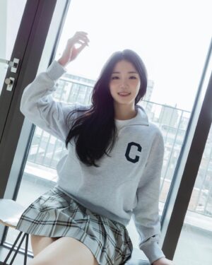 Shin Ji-yeon Instagram - 저..그레이 컬러를 좋아하나봐요 ღ'ᴗ'ღ

#광고 #커버낫맨투맨 #커버낫하프집업