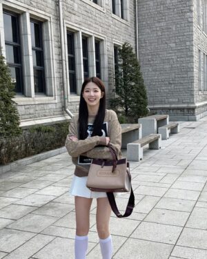 Shin Ji-yeon Instagram - #광고 학교 다녀오겠습니다~🌼개강으로 설레는 이 시즌에 어울리는 심플하면서도 고급스러운 대학생들의 필수품 코치 필드 토트🧡

3월 5일 (일)까지 코치 전국 백화점 매장 및 코치 공식 온라인 스토어에서 신학기 맞이 프로모션 진행 중이라고 하네요✨

#Coach #CoachNY #코치 #신학기필수템코치