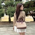 Shin Ji-yeon Instagram - #광고 학교 다녀오겠습니다~🌼개강으로 설레는 이 시즌에 어울리는 심플하면서도 고급스러운 대학생들의 필수품 코치 필드 토트🧡 3월 5일 (일)까지 코치 전국 백화점 매장 및 코치 공식 온라인 스토어에서 신학기 맞이 프로모션 진행 중이라고 하네요✨ #Coach #CoachNY #코치 #신학기필수템코치