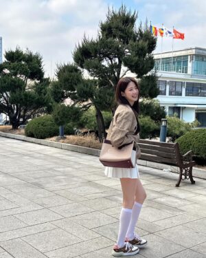 Shin Ji-yeon Instagram - #광고 학교 다녀오겠습니다~🌼개강으로 설레는 이 시즌에 어울리는 심플하면서도 고급스러운 대학생들의 필수품 코치 필드 토트🧡

3월 5일 (일)까지 코치 전국 백화점 매장 및 코치 공식 온라인 스토어에서 신학기 맞이 프로모션 진행 중이라고 하네요✨

#Coach #CoachNY #코치 #신학기필수템코치