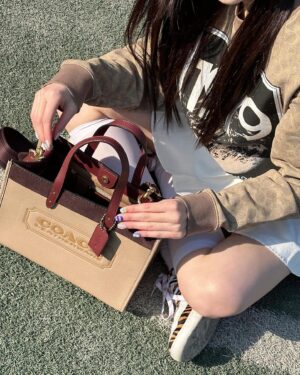 Shin Ji-yeon Instagram - #광고 학교 다녀오겠습니다~🌼개강으로 설레는 이 시즌에 어울리는 심플하면서도 고급스러운 대학생들의 필수품 코치 필드 토트🧡

3월 5일 (일)까지 코치 전국 백화점 매장 및 코치 공식 온라인 스토어에서 신학기 맞이 프로모션 진행 중이라고 하네요✨

#Coach #CoachNY #코치 #신학기필수템코치