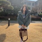 Shin Ji-yeon Instagram - #광고 학교 다녀오겠습니다~🌼개강으로 설레는 이 시즌에 어울리는 심플하면서도 고급스러운 대학생들의 필수품 코치 필드 토트🧡 3월 5일 (일)까지 코치 전국 백화점 매장 및 코치 공식 온라인 스토어에서 신학기 맞이 프로모션 진행 중이라고 하네요✨ #Coach #CoachNY #코치 #신학기필수템코치