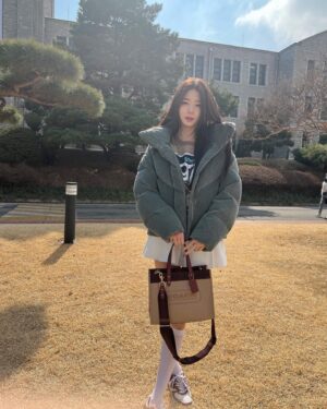 Shin Ji-yeon Instagram - #광고 학교 다녀오겠습니다~🌼개강으로 설레는 이 시즌에 어울리는 심플하면서도 고급스러운 대학생들의 필수품 코치 필드 토트🧡

3월 5일 (일)까지 코치 전국 백화점 매장 및 코치 공식 온라인 스토어에서 신학기 맞이 프로모션 진행 중이라고 하네요✨

#Coach #CoachNY #코치 #신학기필수템코치