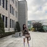 Shin Ji-yeon Instagram - #광고 학교 다녀오겠습니다~🌼개강으로 설레는 이 시즌에 어울리는 심플하면서도 고급스러운 대학생들의 필수품 코치 필드 토트🧡 3월 5일 (일)까지 코치 전국 백화점 매장 및 코치 공식 온라인 스토어에서 신학기 맞이 프로모션 진행 중이라고 하네요✨ #Coach #CoachNY #코치 #신학기필수템코치