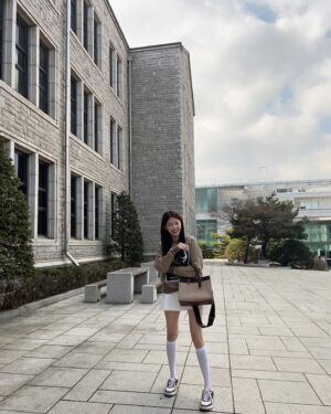 Shin Ji-yeon Instagram - #광고 학교 다녀오겠습니다~🌼개강으로 설레는 이 시즌에 어울리는 심플하면서도 고급스러운 대학생들의 필수품 코치 필드 토트🧡

3월 5일 (일)까지 코치 전국 백화점 매장 및 코치 공식 온라인 스토어에서 신학기 맞이 프로모션 진행 중이라고 하네요✨

#Coach #CoachNY #코치 #신학기필수템코치