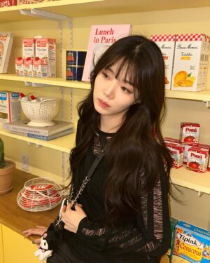 Shin Ji-yeon Instagram - yellow is my new favourite color🌼!