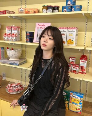 Shin Ji-yeon Instagram - yellow is my new favourite color🌼!