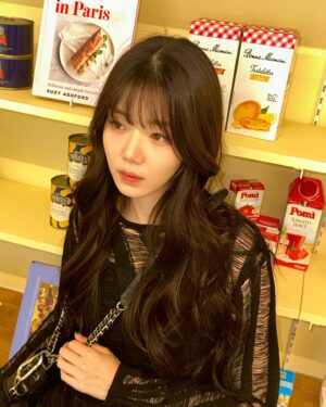 Shin Ji-yeon Instagram - yellow is my new favourite color🌼!