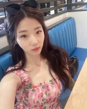 Shin Ji-yeon Instagram - my summer came early🌼😎