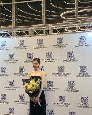 Shin Seul-ki Instagram - 2023.06.25🎹졸업연주 끝!!🤍🎓

연주하는 내내 말로 형용할 수 없을 만큼 행복했고 마지막이라는 생각에 가슴이 아릴만큼 뭉클했습니다.

예술에 정답은 없지만 본질을 찾고자 하는 순수함이 가장 음악을 빛내주는 것 같아요 
준비과정은 매우 고됐지만 고민하고 노래할 수 있어 행복했습니다 🥹

학부 생활의 끝을 잘 마무리 할 수 있었던 건 연주회의 자리를 빛내준 지인분들과 팬분들의 사랑 덕분이라고 생각해요 .정말 감사합니다🥹🤍

저는 교정을 떠나지만 4년 동안의 배움을 안고 씩씩하고 성실하게 사회로 나아가겠습니다.🤓

안뇽 학교야~~😍