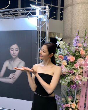 Shin Seul-ki Instagram - 2023.06.25🎹졸업연주 끝!!🤍🎓

연주하는 내내 말로 형용할 수 없을 만큼 행복했고 마지막이라는 생각에 가슴이 아릴만큼 뭉클했습니다.

예술에 정답은 없지만 본질을 찾고자 하는 순수함이 가장 음악을 빛내주는 것 같아요 
준비과정은 매우 고됐지만 고민하고 노래할 수 있어 행복했습니다 🥹

학부 생활의 끝을 잘 마무리 할 수 있었던 건 연주회의 자리를 빛내준 지인분들과 팬분들의 사랑 덕분이라고 생각해요 .정말 감사합니다🥹🤍

저는 교정을 떠나지만 4년 동안의 배움을 안고 씩씩하고 성실하게 사회로 나아가겠습니다.🤓

안뇽 학교야~~😍