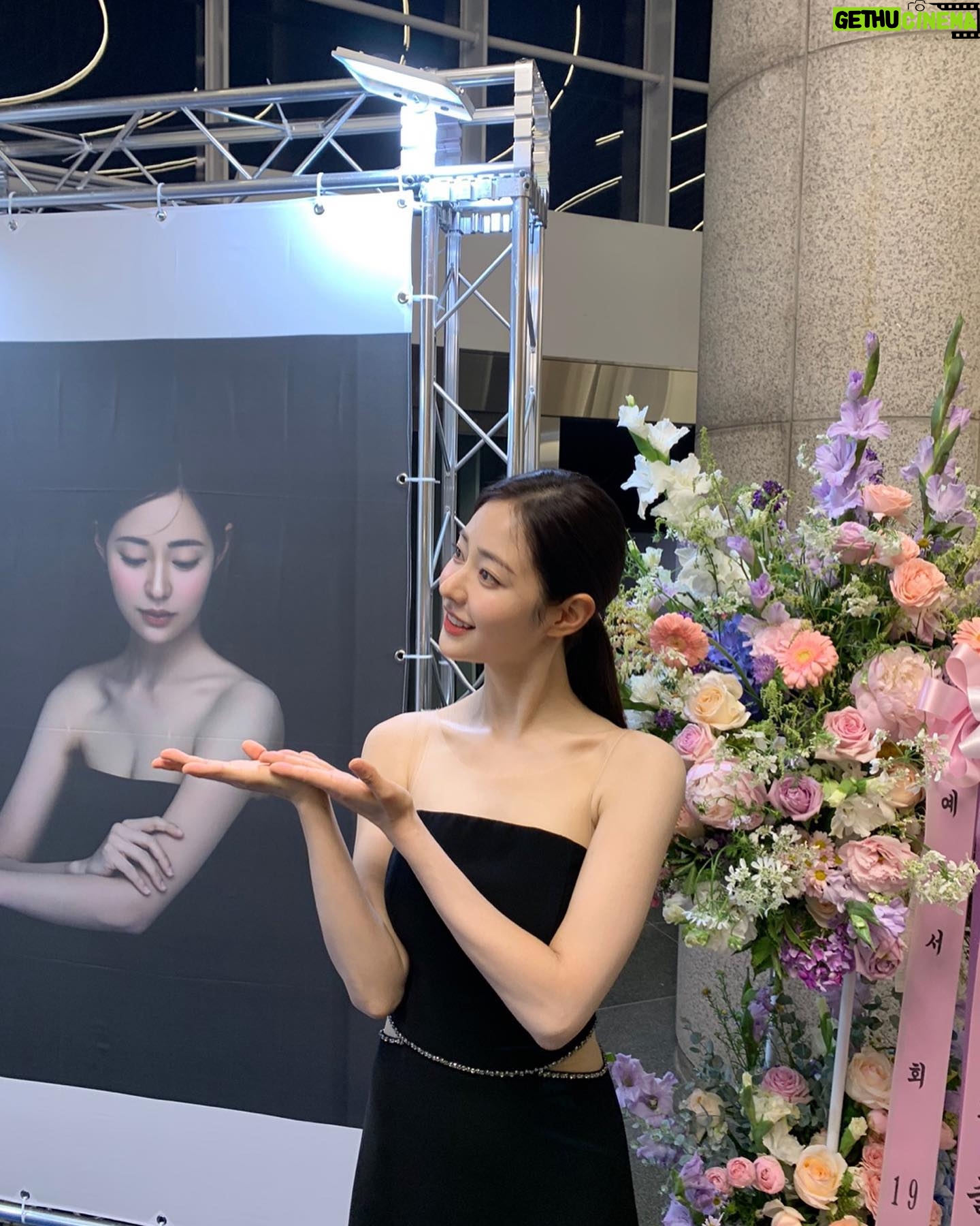 Shin Seul-ki - 317.9K Likes - 2023.06.25🎹졸업연주 끝!!🤍🎓
연주하는 내내 말로 형용할 수 없을 만큼 행복했고 마지막이라는 생각에 가슴이 아릴만큼 뭉클했습니다.
예술에 정답은 없지만 본질을 찾고자 하는 순수함이 가장 음악을 빛내주는 것 같아요
준비과정은 매우 고됐지만 고민하고 노래할 수 있어 행복했습니다 🥹
학부 생활의 끝을 잘 마무리 할 수 있었던 건 연주회의 자리를 빛내준 지인분들과 팬분들의 사랑 덕분이라고 생각해요 .정말 감사합니다🥹🤍
저는 교정을 떠나지만 4년 동안의 배움을 안고 씩씩하고 성실하게 사회로 나아가겠습니다.🤓
안뇽 학교야~~😍