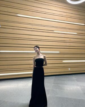 Shin Seul-ki Instagram - 2023.06.25🎹졸업연주 끝!!🤍🎓

연주하는 내내 말로 형용할 수 없을 만큼 행복했고 마지막이라는 생각에 가슴이 아릴만큼 뭉클했습니다.

예술에 정답은 없지만 본질을 찾고자 하는 순수함이 가장 음악을 빛내주는 것 같아요 
준비과정은 매우 고됐지만 고민하고 노래할 수 있어 행복했습니다 🥹

학부 생활의 끝을 잘 마무리 할 수 있었던 건 연주회의 자리를 빛내준 지인분들과 팬분들의 사랑 덕분이라고 생각해요 .정말 감사합니다🥹🤍

저는 교정을 떠나지만 4년 동안의 배움을 안고 씩씩하고 성실하게 사회로 나아가겠습니다.🤓

안뇽 학교야~~😍