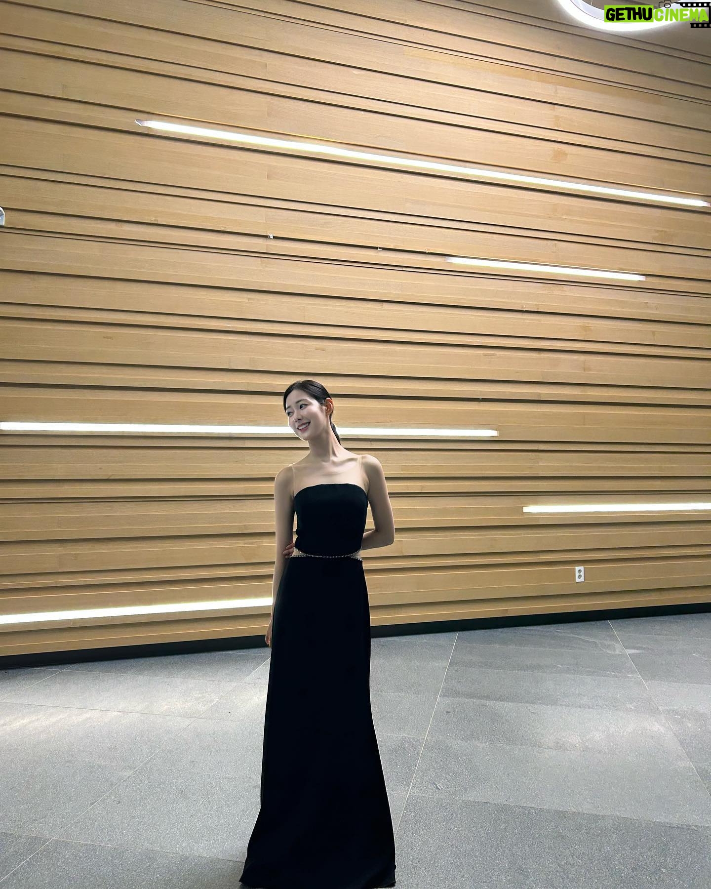 Shin Seul-ki - 317.9K Likes - 2023.06.25🎹졸업연주 끝!!🤍🎓
연주하는 내내 말로 형용할 수 없을 만큼 행복했고 마지막이라는 생각에 가슴이 아릴만큼 뭉클했습니다.
예술에 정답은 없지만 본질을 찾고자 하는 순수함이 가장 음악을 빛내주는 것 같아요
준비과정은 매우 고됐지만 고민하고 노래할 수 있어 행복했습니다 🥹
학부 생활의 끝을 잘 마무리 할 수 있었던 건 연주회의 자리를 빛내준 지인분들과 팬분들의 사랑 덕분이라고 생각해요 .정말 감사합니다🥹🤍
저는 교정을 떠나지만 4년 동안의 배움을 안고 씩씩하고 성실하게 사회로 나아가겠습니다.🤓
안뇽 학교야~~😍