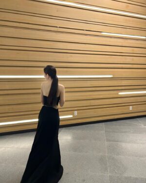 Shin Seul-ki Instagram - 2023.06.25🎹졸업연주 끝!!🤍🎓

연주하는 내내 말로 형용할 수 없을 만큼 행복했고 마지막이라는 생각에 가슴이 아릴만큼 뭉클했습니다.

예술에 정답은 없지만 본질을 찾고자 하는 순수함이 가장 음악을 빛내주는 것 같아요 
준비과정은 매우 고됐지만 고민하고 노래할 수 있어 행복했습니다 🥹

학부 생활의 끝을 잘 마무리 할 수 있었던 건 연주회의 자리를 빛내준 지인분들과 팬분들의 사랑 덕분이라고 생각해요 .정말 감사합니다🥹🤍

저는 교정을 떠나지만 4년 동안의 배움을 안고 씩씩하고 성실하게 사회로 나아가겠습니다.🤓

안뇽 학교야~~😍