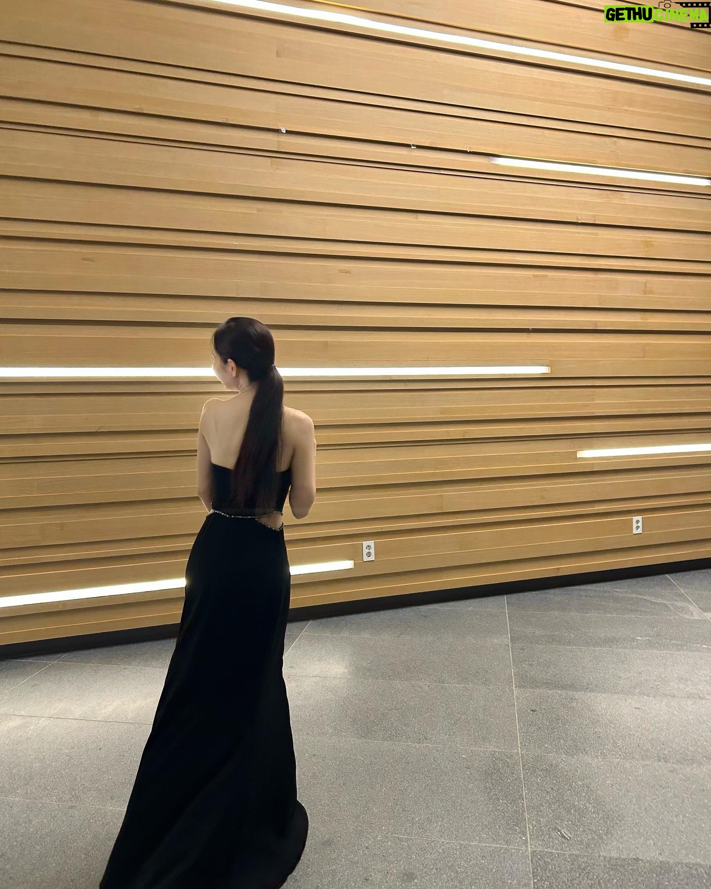 Shin Seul-ki - 317.9K Likes - 2023.06.25🎹졸업연주 끝!!🤍🎓
연주하는 내내 말로 형용할 수 없을 만큼 행복했고 마지막이라는 생각에 가슴이 아릴만큼 뭉클했습니다.
예술에 정답은 없지만 본질을 찾고자 하는 순수함이 가장 음악을 빛내주는 것 같아요
준비과정은 매우 고됐지만 고민하고 노래할 수 있어 행복했습니다 🥹
학부 생활의 끝을 잘 마무리 할 수 있었던 건 연주회의 자리를 빛내준 지인분들과 팬분들의 사랑 덕분이라고 생각해요 .정말 감사합니다🥹🤍
저는 교정을 떠나지만 4년 동안의 배움을 안고 씩씩하고 성실하게 사회로 나아가겠습니다.🤓
안뇽 학교야~~😍