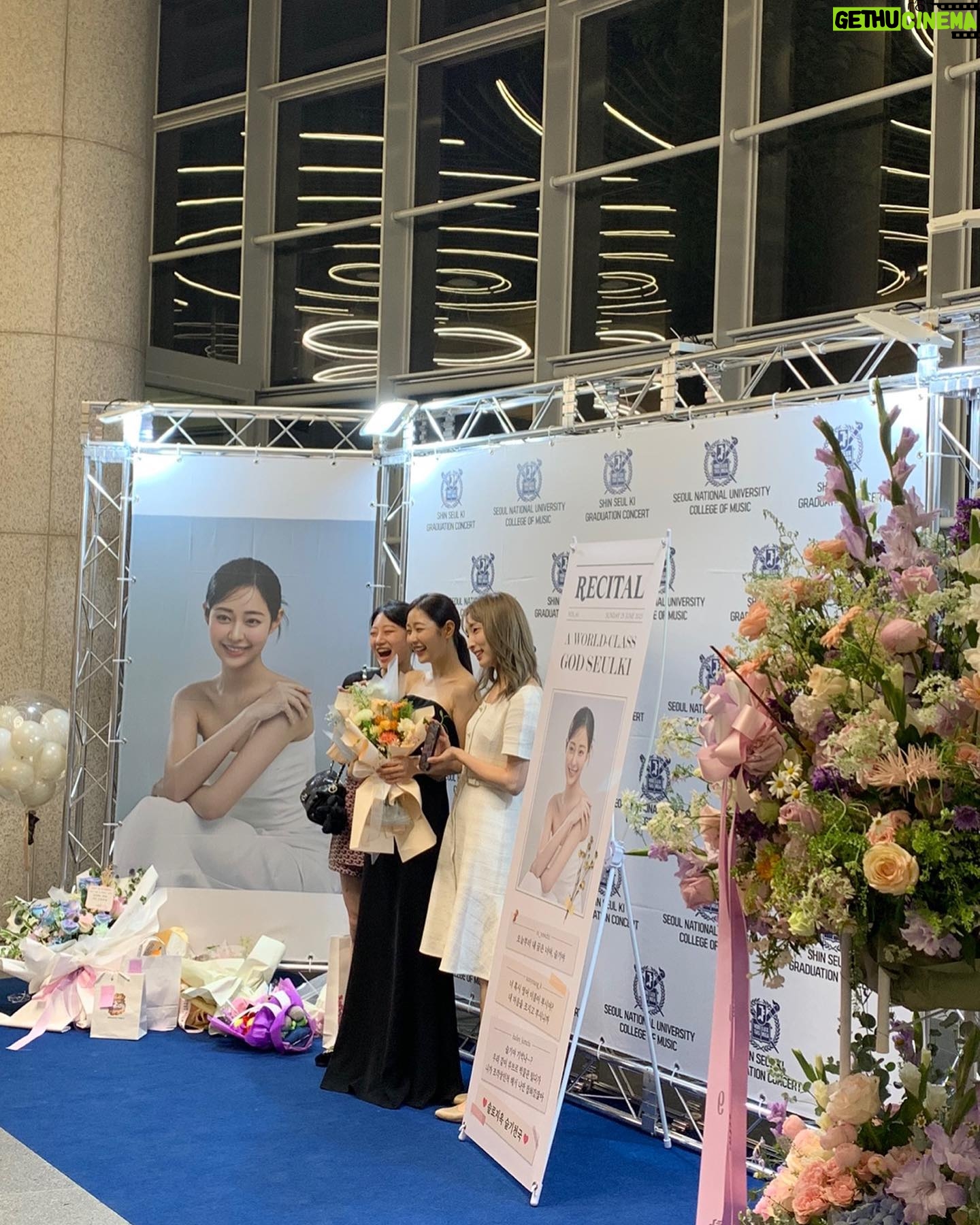 Shin Seul-ki - 317.9K Likes - 2023.06.25🎹졸업연주 끝!!🤍🎓
연주하는 내내 말로 형용할 수 없을 만큼 행복했고 마지막이라는 생각에 가슴이 아릴만큼 뭉클했습니다.
예술에 정답은 없지만 본질을 찾고자 하는 순수함이 가장 음악을 빛내주는 것 같아요
준비과정은 매우 고됐지만 고민하고 노래할 수 있어 행복했습니다 🥹
학부 생활의 끝을 잘 마무리 할 수 있었던 건 연주회의 자리를 빛내준 지인분들과 팬분들의 사랑 덕분이라고 생각해요 .정말 감사합니다🥹🤍
저는 교정을 떠나지만 4년 동안의 배움을 안고 씩씩하고 성실하게 사회로 나아가겠습니다.🤓
안뇽 학교야~~😍