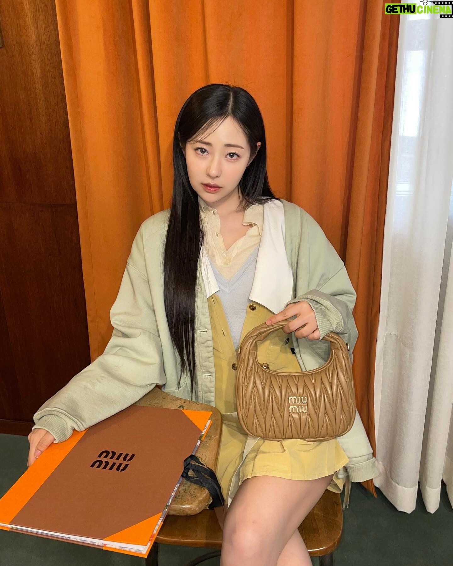 Shin Seul-ki Instagram - ๐ค๐งก๐ผ @miumiu #MiuMiu #Miuwander #gifted