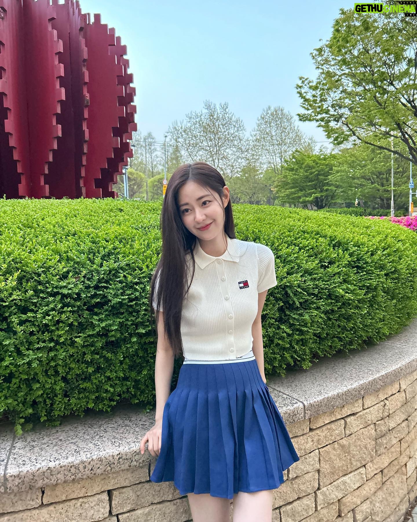 Shin Seul-ki - 303.5K Likes - @tommyjeans 👟👖 ❤️
#광고 #tommyjeans #버지니아캔버스로우