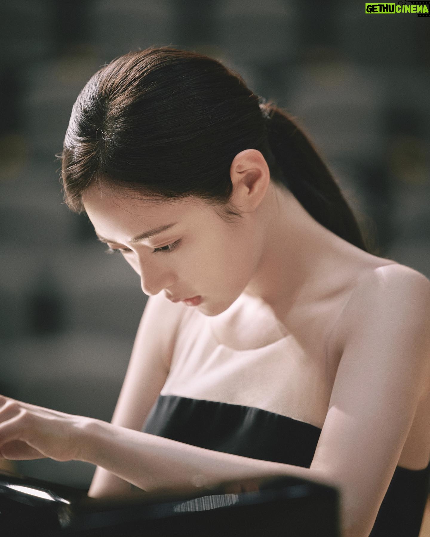 Shin Seul-ki - 394.2K Likes - 🎹🖤🤍🖤🤍