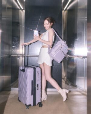 Shin Seul-ki Instagram - @tumitravel 🗺️💜

#광고 #Tumi #Tumikr #TUMIVOYAGEUR #TUMI19D
