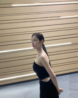 Shin Seul-ki Instagram - 2023.06.25🎹졸업연주 끝!!🤍🎓

연주하는 내내 말로 형용할 수 없을 만큼 행복했고 마지막이라는 생각에 가슴이 아릴만큼 뭉클했습니다.

예술에 정답은 없지만 본질을 찾고자 하는 순수함이 가장 음악을 빛내주는 것 같아요 
준비과정은 매우 고됐지만 고민하고 노래할 수 있어 행복했습니다 🥹

학부 생활의 끝을 잘 마무리 할 수 있었던 건 연주회의 자리를 빛내준 지인분들과 팬분들의 사랑 덕분이라고 생각해요 .정말 감사합니다🥹🤍

저는 교정을 떠나지만 4년 동안의 배움을 안고 씩씩하고 성실하게 사회로 나아가겠습니다.🤓

안뇽 학교야~~😍