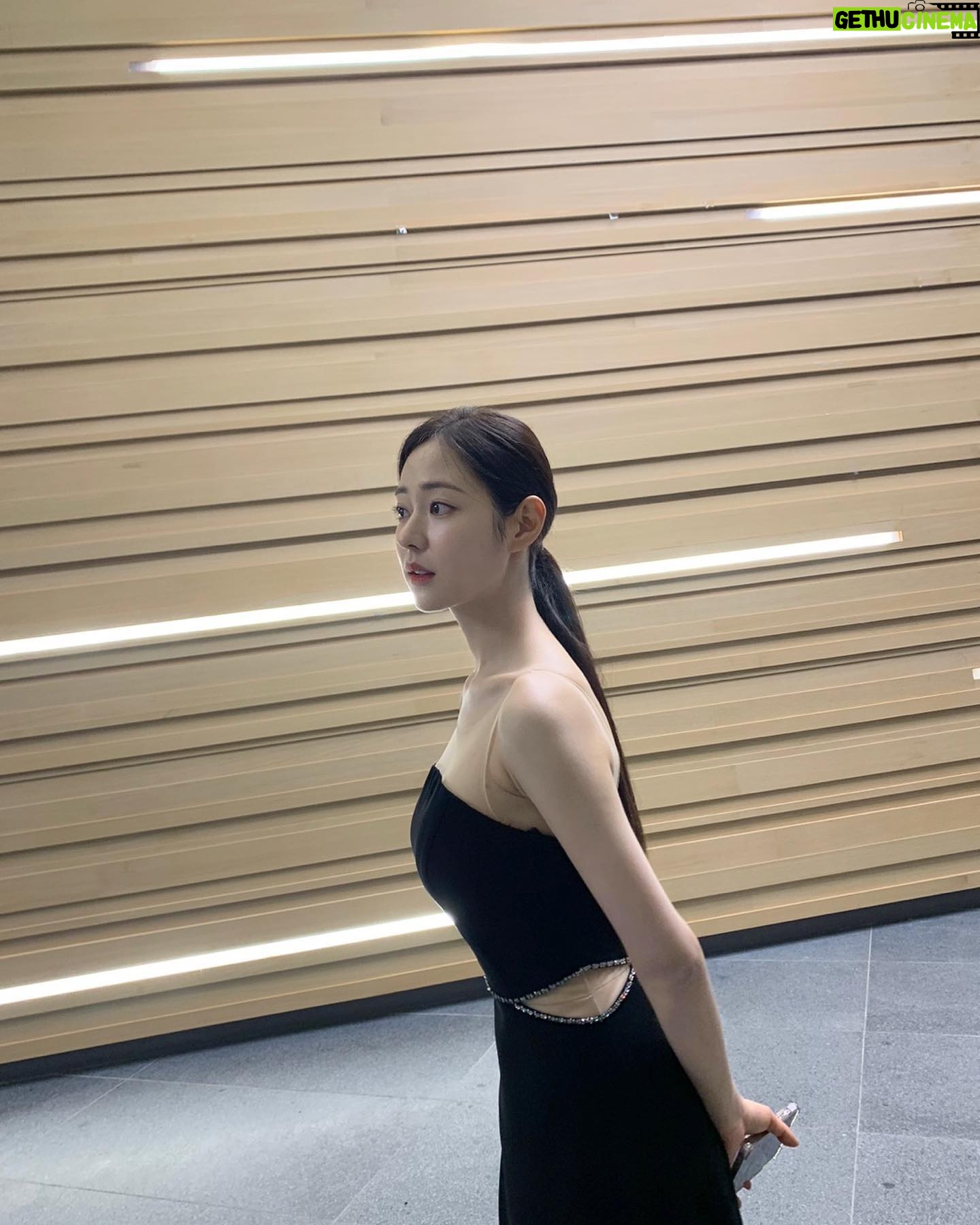 Shin Seul-ki - 317.9K Likes - 2023.06.25🎹졸업연주 끝!!🤍🎓
연주하는 내내 말로 형용할 수 없을 만큼 행복했고 마지막이라는 생각에 가슴이 아릴만큼 뭉클했습니다.
예술에 정답은 없지만 본질을 찾고자 하는 순수함이 가장 음악을 빛내주는 것 같아요
준비과정은 매우 고됐지만 고민하고 노래할 수 있어 행복했습니다 🥹
학부 생활의 끝을 잘 마무리 할 수 있었던 건 연주회의 자리를 빛내준 지인분들과 팬분들의 사랑 덕분이라고 생각해요 .정말 감사합니다🥹🤍
저는 교정을 떠나지만 4년 동안의 배움을 안고 씩씩하고 성실하게 사회로 나아가겠습니다.🤓
안뇽 학교야~~😍