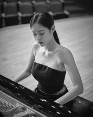 Shin Seul-ki Instagram - 🎹🖤🤍🖤🤍