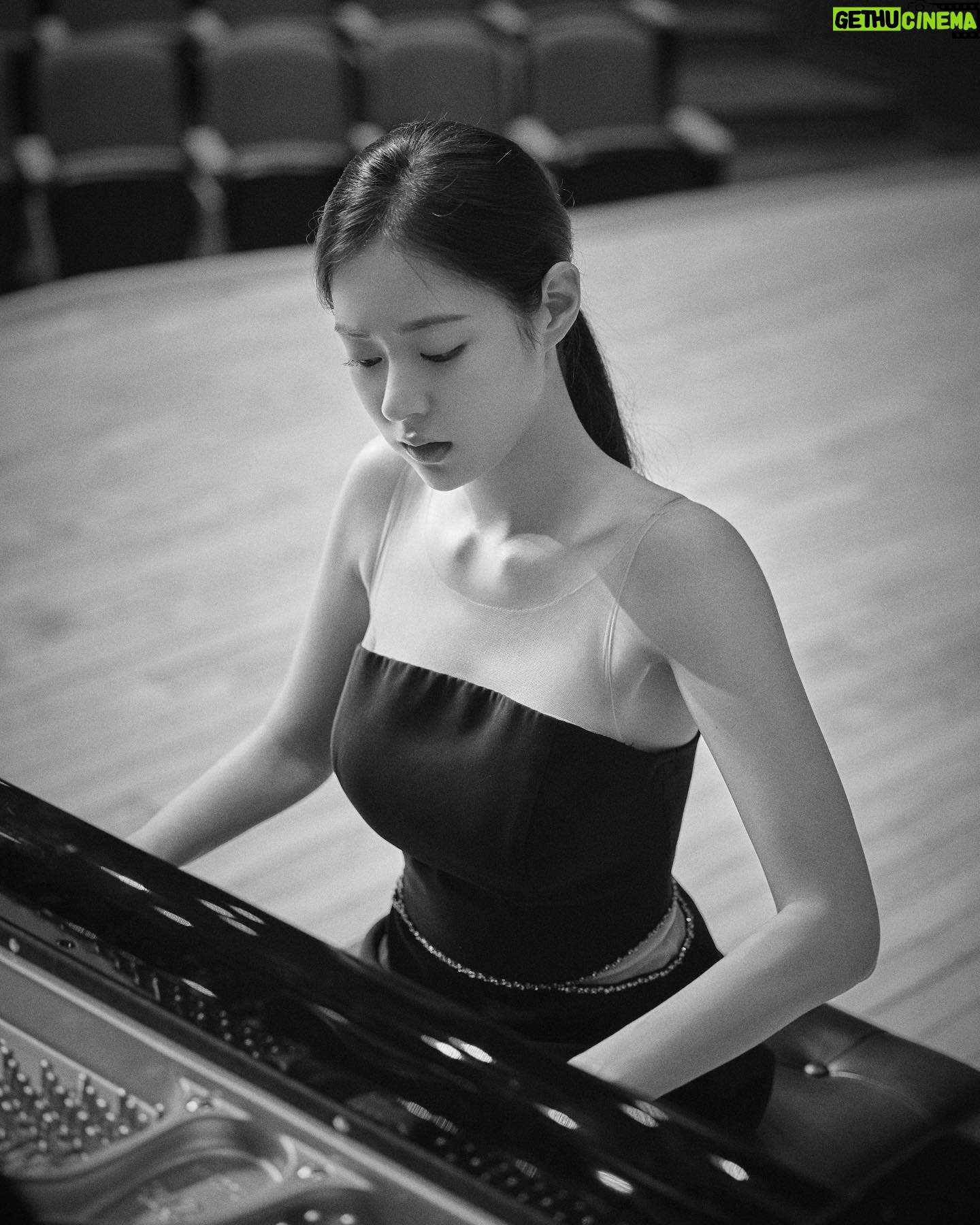 Shin Seul-ki - 394.2K Likes - 🎹🖤🤍🖤🤍